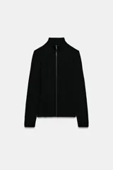 Chaqueta de punto negra con cuello subido y cierre frontal con cremallera, de manga larga y diseño ajustado.