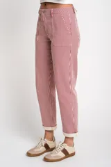 Pantalón de jean de corte recto, tiro medio, con estampado de rayas verticales color rojo y blanco.