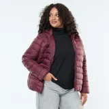 Campera puffer color borgoña con capucha y cierre frontal.