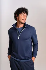 Buzo deportivo de cuello alto con cierre frontal parcial, manga larga y diseño entallado en tejido técnico de secado rápido.