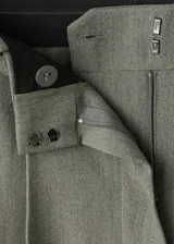 Pantalón de vestir de corte recto y tiro medio, con diseño de pinzas, bolsillos laterales y bolsillos de ribete en la parte posterior. Cuenta con cierre oculto de botón, gancho y cremallera.