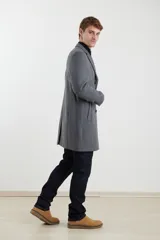 Sobretodo 3/4 de paño, color gris oscuro, con cuello solapa, cierre frontal de botones, manga larga y bolsillos laterales de ribete.