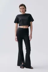 Top corto negro de viscosa, poliamida y elastano, con cuello redondo y mangas cortas.