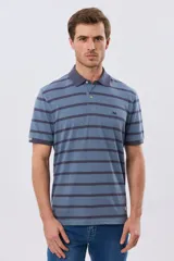 Remera polo de manga corta con diseño de rayas horizontales en color azul marino y rosado. Cuenta con cuello camisero, cierre frontal con botones y calce clásico.