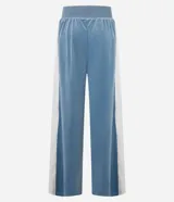 Pantalón wide leg de textura afelpada en color marrón, con cintura elástica ajustable mediante lazo y raya lateral en contraste.
