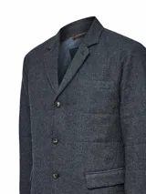 Chaqueta tipo blazer para hombre, confeccionada en lana con diseño de espiga en color azul marino. Presenta cierre frontal con tres botones, solapas clásicas, bolsillos laterales con solapa y un bolsillo en el pecho. Cuenta con relleno térmico para mayor abrigo.