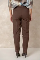 Pantalón recto gris oscuro, de algodón y spandex, sin cierre y con falsos bolsillos con pespunte.