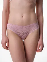 Bombacha tipo colaless de encaje blanco con diseño floral, de tiro medio y fundillo de algodón.