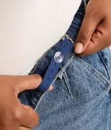 Bermuda de jean tiro alto con pinzas delanteras, bolsillos laterales tipo chino y dobladillo ancho en las perneras.