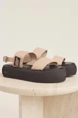 Sandalias negras de cuero sintético con plataforma y doble tira ancha.