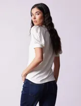 Remera de modal color azul marino, marca Tahari. Cuello redondo y mangas cortas abullonadas con puño.