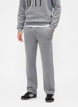 Pantalón deportivo de corte recto, color gris jaspeado, con logo de la marca bordado en la parte superior del muslo y cintura elástica con cordón ajustable.