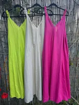 Vestido largo de lino con lurex, corte oversize, breteles finos y escote en V. Disponible en color verde lima, beige y fucsia.