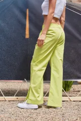 Pantalón semi oxford color verde lima, confeccionado en poplín 100% algodón, con cintura elastizada ancha, bolsillos delanteros, tiro medio y tajo en los laterales externos.