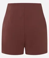 Short corto femenino de bengalina de viscosa certificada, color marrón, con cintura fija y cierre lateral de cremallera.
