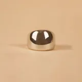 Anillo de diseño minimalista fabricado en plata 925, con una superficie lisa, pulida y de forma ligeramente irregular.