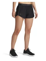 Short deportivo Under Armour de color negro, confeccionado en tejido de punto suave y ligero. Cuenta con cintura elástica de tiro bajo con el logotipo de la marca, bolsillos laterales abiertos, ribetes grises a los lados y dobladillo curvo.
