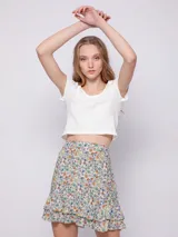 Minifalda verde con estampado de flores blancas y volados en el ruedo.