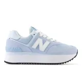 Championes urbanos New Balance modelo WL574ZSW, color celeste con detalles en blanco, confeccionados en gamuza y malla, con logo "N" característico en los laterales y entresuela de plataforma.