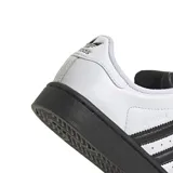 Championes Adidas Superstar II, diseño clásico con exterior de cuero blanco, tres tiras laterales negras, puntera de goma reforzada y suela de goma negra.