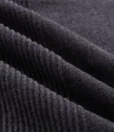Suéter de punto para hombre en color azul marino, con cuello redondo y textura acanalada en el pecho y las mangas. Diseñado por Marfinno.