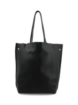 Cartera tipo shopper de gran capacidad, confeccionada en cuero graneado negro. Presenta un diseño minimalista con doble asa de hombro y compartimento interior con cierre, apto para laptop de hasta 15 pulgadas.