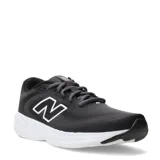 Championes de running New Balance modelo 411, color negro con detalles en blanco. Presentan una capellada de malla transpirable, logo N en el lateral y suela con amortiguación.