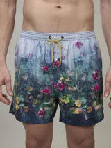 Short de baño con estampado floral y efecto de gotas de agua sobre fondo gris oscuro. Cuenta con cintura elástica con cordón de ajuste multicolor y malla interior para mayor soporte.
