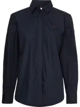 Camisa azul marino de algodón con corte relaxed, cuello inglés, cierre con botones y logo bordado de Tommy Hilfiger en el pecho. Diseño de mangas largas.