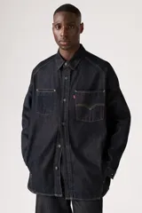 Campera de jean azul oscuro de Levi's, corte holgado, con cuello clásico, cierre frontal con botones, dos bolsillos frontales con botón y un bolsillo con cierre en el pecho.
