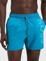 Short de baño de secado rápido en color turquesa, con cintura elástica ajustable mediante cordón y logo de la marca estampado verticalmente en el lateral.