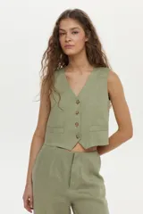 Chaleco sastrero verde militar confeccionado en lino, con escote en V, cierre frontal con botones y bolsillos ojal simulados.
