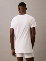 Pack de tres remeras Calvin Klein de algodón blanco. Incluye dos remeras de cuello redondo y una remera de cuello en V, con logo bordado en el dobladillo.