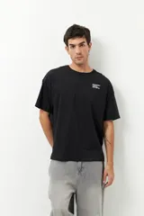 Remera unisex de manga corta, color marrón topo, con cuello redondo y texto pequeño en el pecho izquierdo que dice "SUPPORT LOCAL ARTISTS".