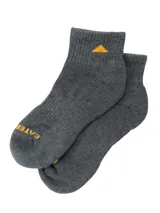 Medias cortas color gris oscuro de Caterpillar, con detalles en amarillo como la punta y un logo en forma de triángulo. Cuentan con suela acolchada, arco y empeine acanalados.