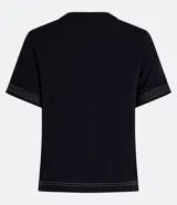 Blusa fucsia de viscosa con cuello redondo y mangas cortas. Presenta costuras contrastantes en el frente y los hombros.