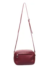 Cartera bandolera rectangular de cuero color borgoña, con correa larga regulable y logo metálico en el frente.