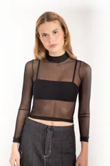 Remera de tul transparente color negro, de manga larga y cuello alto, con diseño ajustado al cuerpo.