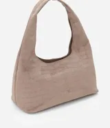 Cartera tipo hobo de tamaño grande, confeccionada en material sintético con textura de gamuza y grabado efecto crocco. Presenta una forma de media luna con cierre de cremallera y correa integrada para llevar al hombro.
