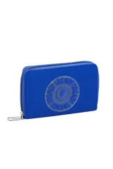 Billetera rectangular con cierre, color fucsia vibrante, con parche circular frontal que lleva el texto "TRENDY" repetido y un rayo en el centro.