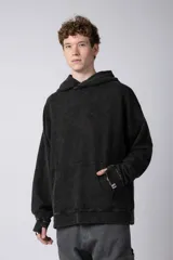 Buzo canguro de corte oversize en color verde con efecto de teñido desgastado. Cuenta con capucha, bolsillo frontal tipo canguro y puños acanalados.