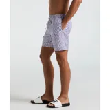 Short de baño con estampado geométrico de monogramas en tonos azul y rojo sobre fondo blanco. Cuenta con cintura elástica con cordón ajustable y bolsillos laterales.