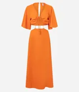 Vestido largo color naranja vibrante, con escote en V profundo que se anuda al frente, mangas amplias tipo mariposa y recortes laterales en la cintura.
