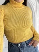 Polera amarilla tejida con cuello alto y corte crop.