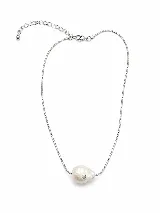 Collar de cadena fina tipo serpiente en acero inoxidable, con dije de perla natural irregular que presenta un pequeño cristal incrustado.