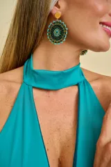 Caravanas colgantes circulares con diseño de cuentas y abalorios en tonos verde y turquesa, con base metálica dorada.