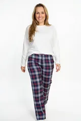 Pantalón de tiro alto con diseño escocés en tonos azul, rojo y blanco. Presenta un corte recto levemente entallado y está confeccionado en algodón.