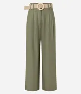 Pantalón wide leg de cintura alta color crudo, confeccionado en viscolino, con trabillas en la cintura, cierre tradicional y pliegues. Incluye cinturón de rafia artificial.