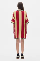Vestido corto tejido calado a rayas horizontales rojas y amarillas, con cuello en V y detalle de botón azul.