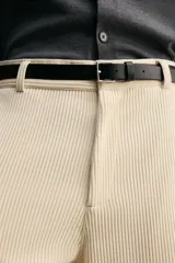 Pantalón de corte wide fit confeccionado en pana de algodón color marrón oscuro. Presenta bolsillos frontales, bolsillos traseros de vivo con botón y cierre frontal con cremallera y botón.